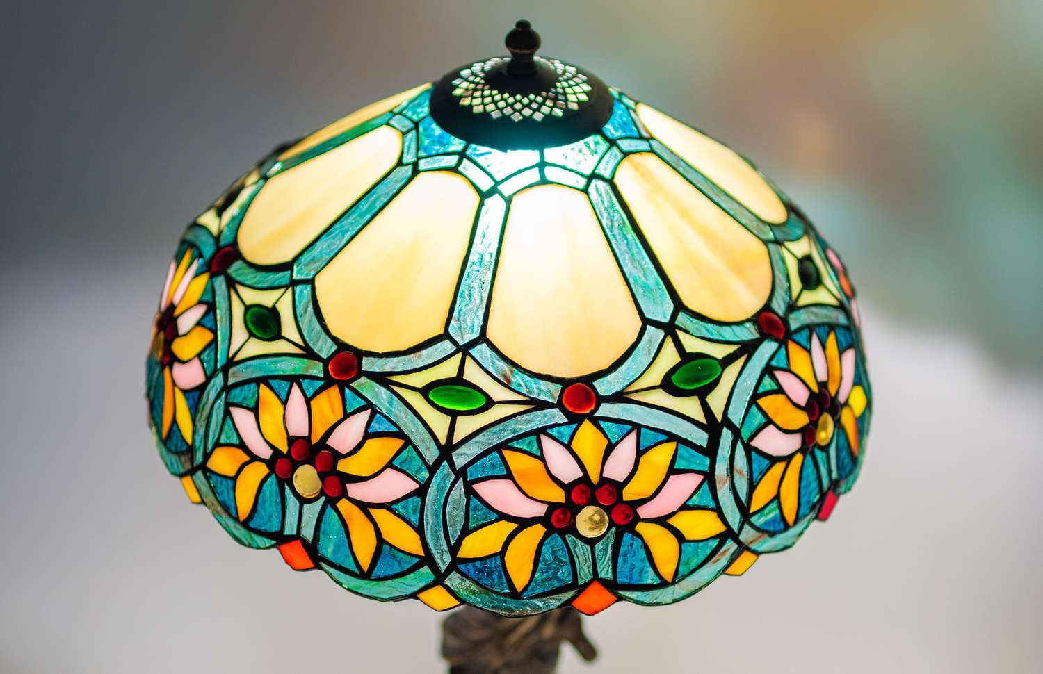 How To Style Tiffany Lamps, According To Designers